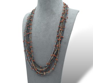 Splendida collana da donna con corallo ed ematite, un gioiello made in italy di Patricia Oro Creations, perfetto per un'idea regalo preziosa. (Vista 2)