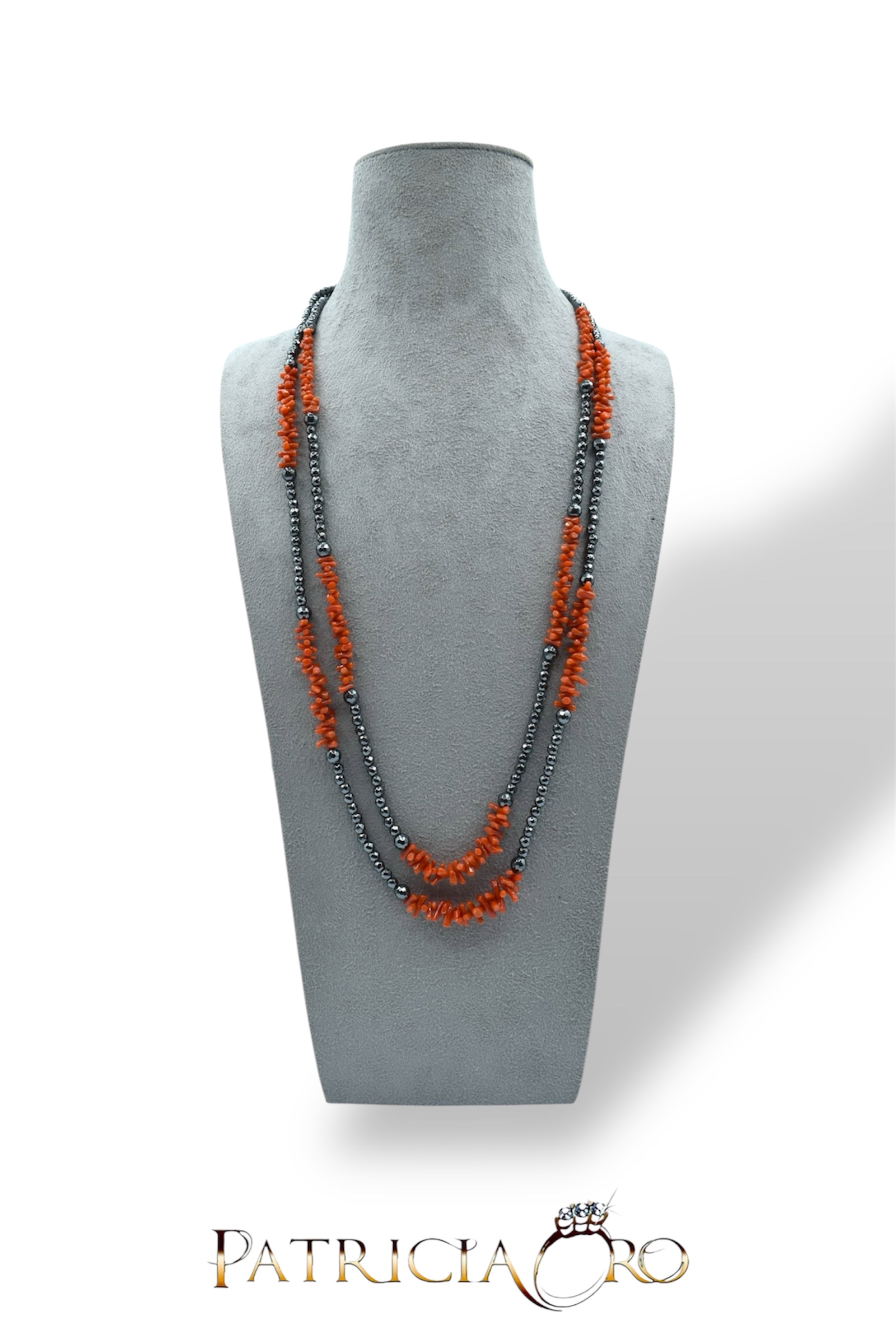 Splendida collana da donna con corallo ed ematite naturali, un gioiello made in italy di Patricia Oro Creations, perfetto per un regalo prezioso.