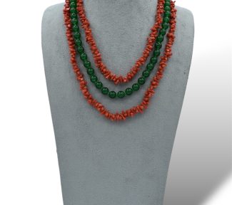 Splendida collana da donna con corallo e giada verde, un capolavoro di gioielli made in italy, perfetto per un'idea regalo preziosa.