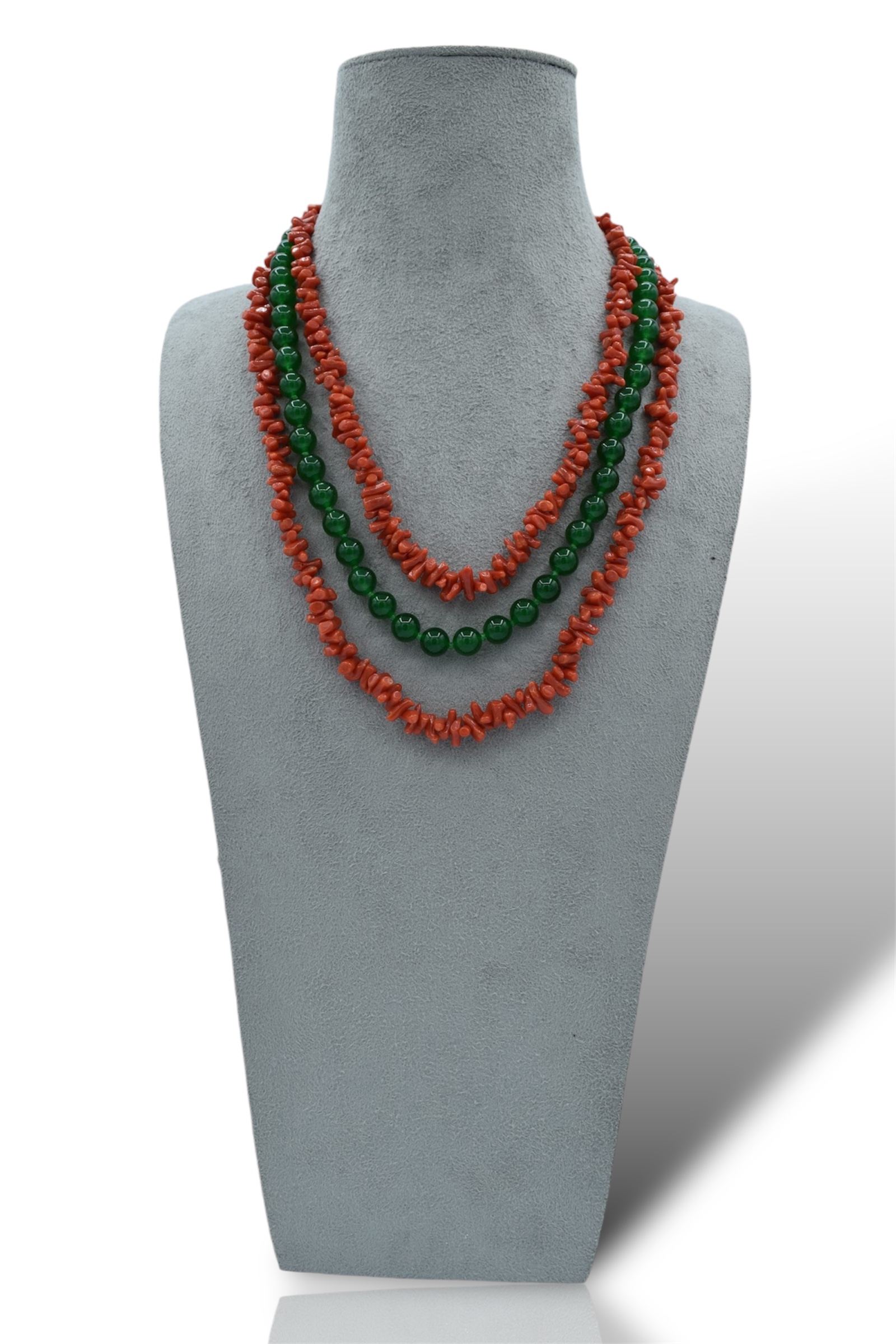 Splendida collana da donna con corallo e giada verde, un capolavoro di gioielli made in italy, perfetto per un'idea regalo preziosa.