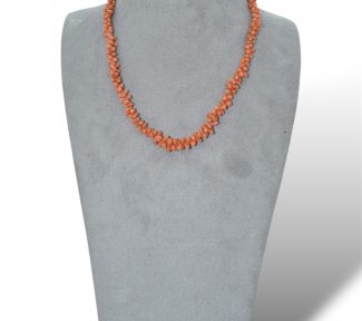 Collana da donna con corallo naturale, un gioiello made in Italy di Patricia Oro Creations, perfetto per un'idea regalo preziosa.