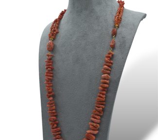 Collana da donna con corallo naturale, un gioiello made in Italy di Patricia Oro Creations, perfetto per un'idea regalo preziosa. (Vista 2)
