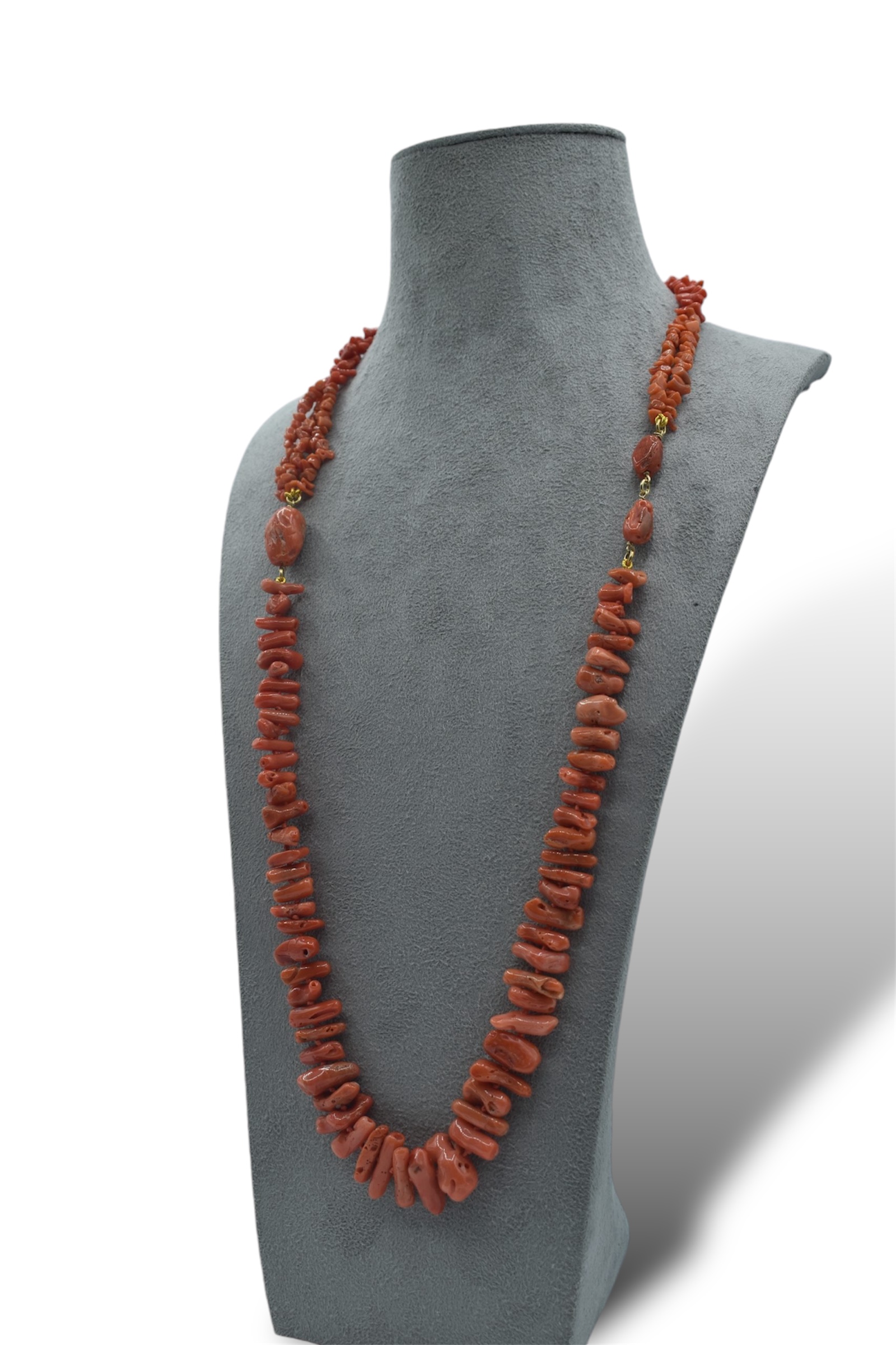 Collana da donna con corallo naturale, un gioiello made in Italy di Patricia Oro Creations, perfetto per un'idea regalo preziosa. (Vista 2)