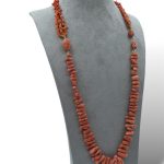 Collana da donna con corallo naturale, un gioiello made in Italy di Patricia Oro Creations, perfetto per un'idea regalo preziosa. (Vista 3)
