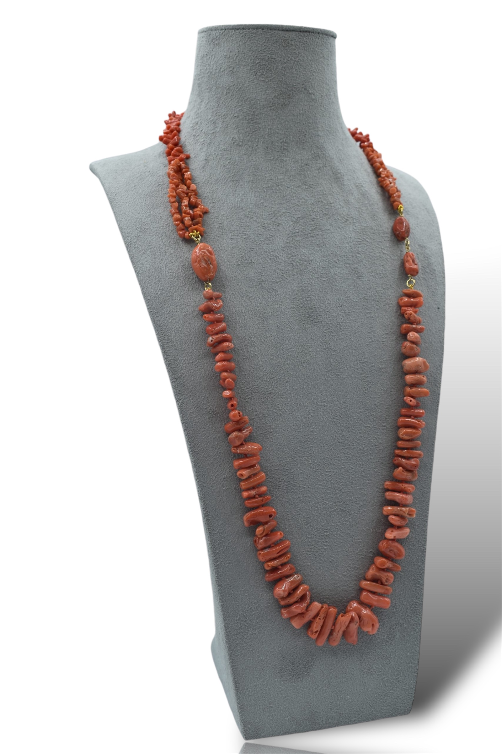 Collana da donna con corallo naturale, un gioiello made in Italy di Patricia Oro Creations, perfetto per un'idea regalo preziosa. (Vista 3)
