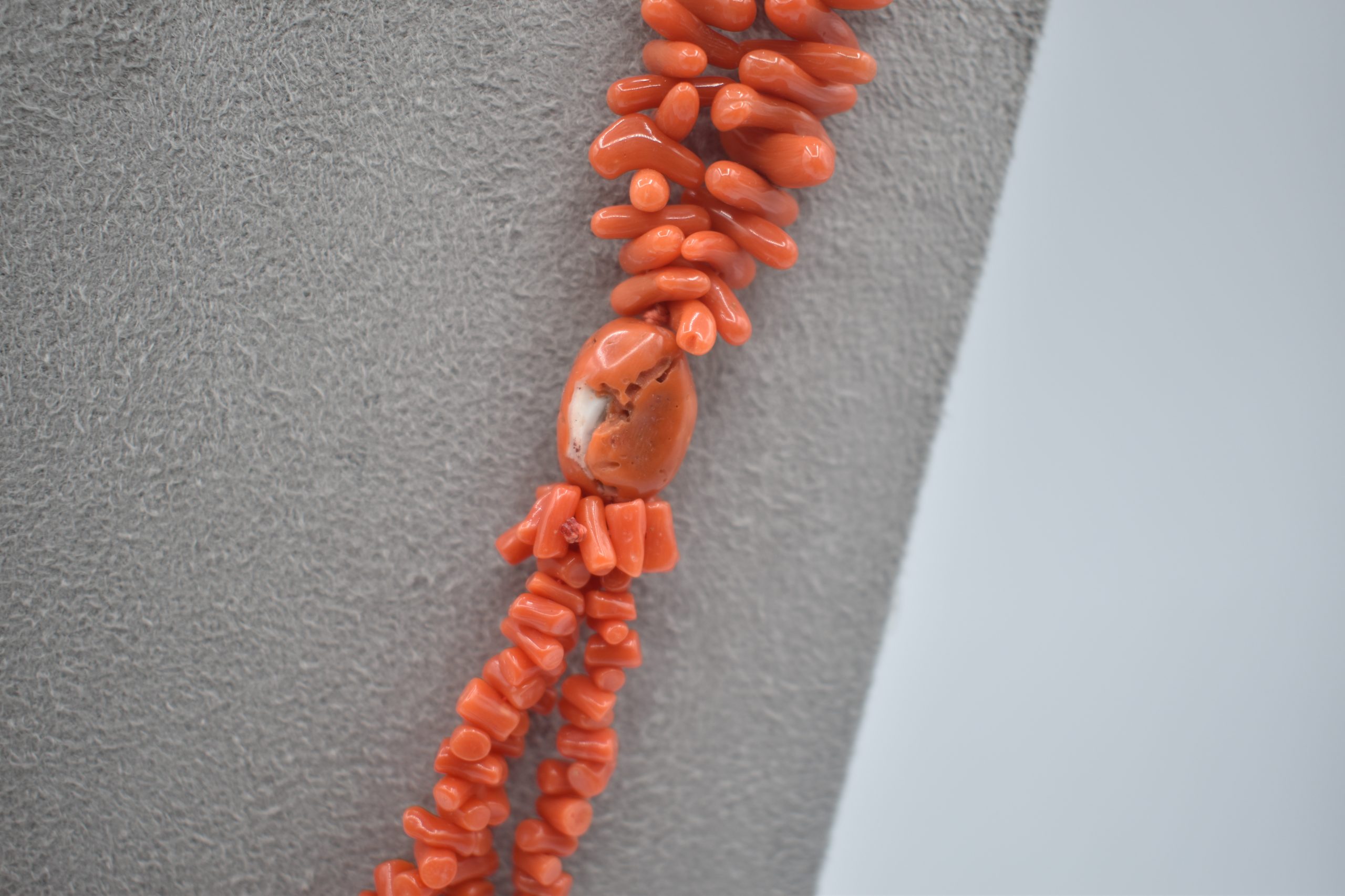 Collana Donna Corallo Sciacca 3 Fili Splendida collana da donna con Corallo Sciacca, un gioiello made in Italy di Patricia Oro Creations, perfetto per un'idea regalo preziosa. (Vista 2)