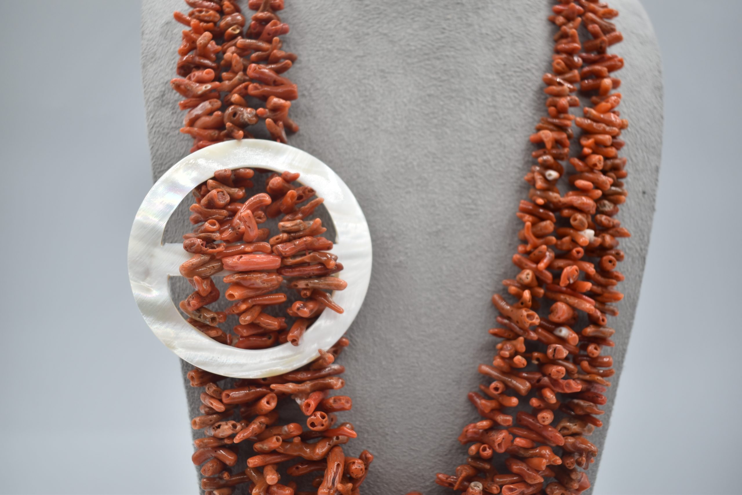 Collana Donna Corallo Sciacca con Medaglione in Madreperla Splendida collana da donna Corallo Sciacca di Patricia Oro Creations, un gioiello made in italy di alta gioielleria. (Vista 2)
