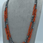 Splendida collana da donna con corallo ed ematite naturali, un gioiello made in italy di Patricia Oro Creations, perfetto per un regalo prezioso. (Vista 2)