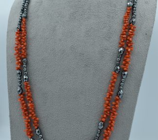 Splendida collana da donna con corallo ed ematite naturali, un gioiello made in italy di Patricia Oro Creations, perfetto per un regalo prezioso. (Vista 2)