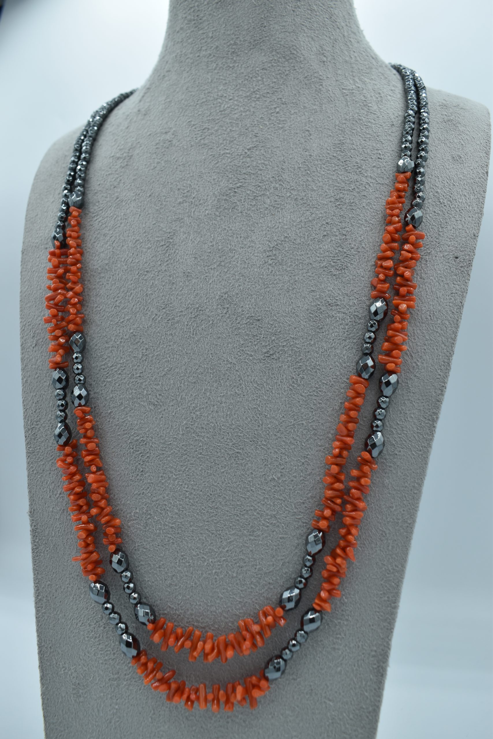 Collana Donna Corallo Sciacca e Ematite Naturale 2 Fili Splendida collana da donna con corallo ed ematite naturali, un gioiello made in italy di Patricia Oro Creations, perfetto per un regalo prezioso. (Vista 2)
