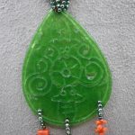 Splendida collana da donna in corallo e giada verde, un gioiello made in italy di Patricia Oro Creations, perfetto per un'idea regalo preziosa. (Vista 2)