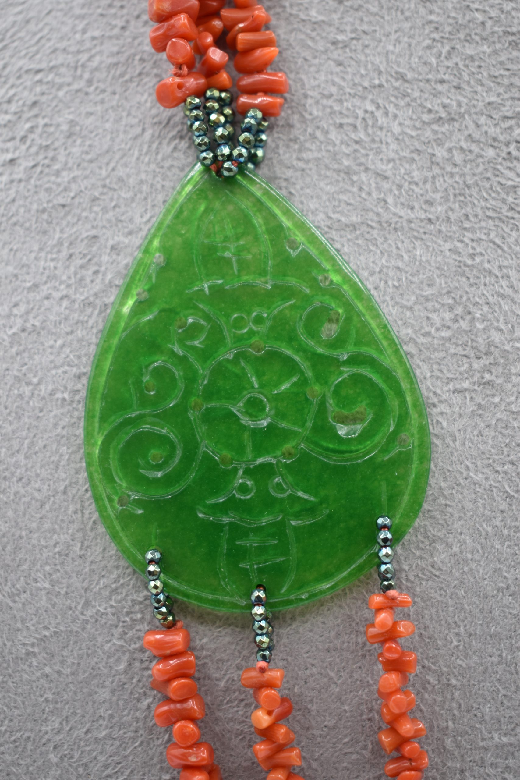 Splendida collana da donna in corallo e giada verde, un gioiello made in italy di Patricia Oro Creations, perfetto per un'idea regalo preziosa. (Vista 2)
