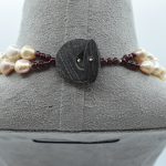 Splendida collana a due fili con perle barocche e granatino, un capolavoro di gioielleria made in italy, perfetto per un'occasione speciale. (Vista 2)