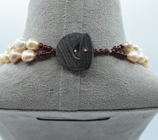 Splendida collana a due fili con perle barocche e granatino, un capolavoro di gioielleria made in italy, perfetto per un'occasione speciale. (Vista 2)