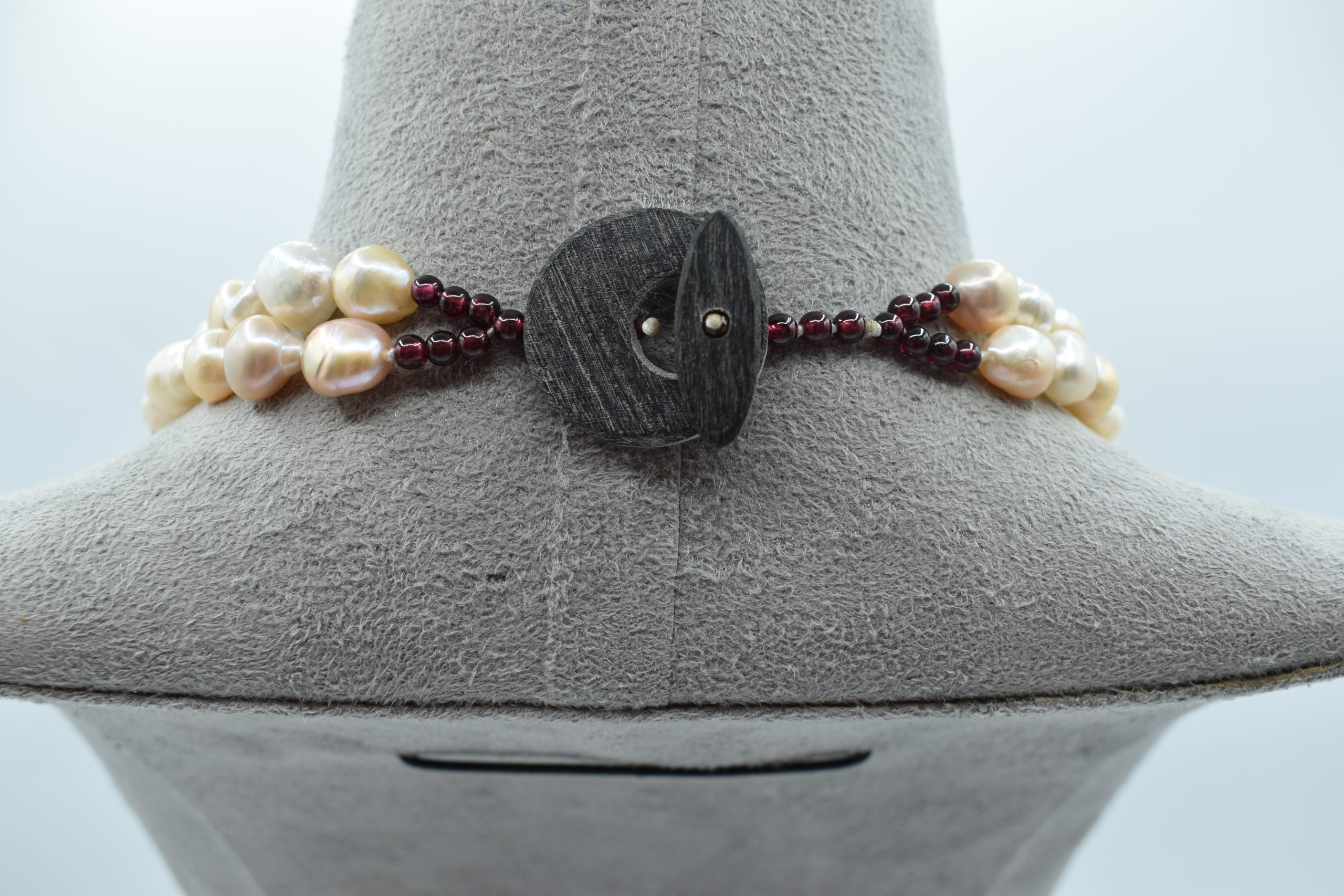Collana due fili con Perle Barocche Multicolor e Granatino Splendida collana a due fili con perle barocche e granatino, un capolavoro di gioielleria made in italy, perfetto per un'occasione speciale. (Vista 2)