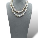 Splendida Collana Girocollo a 2 fili con Perle Barocche, un gioiello di lusso perfetto per un'occasione speciale.