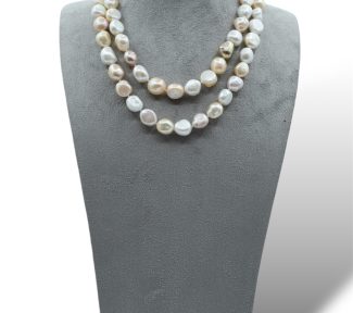 Splendida Collana Girocollo a 2 fili con Perle Barocche, un gioiello di lusso perfetto per un'occasione speciale.