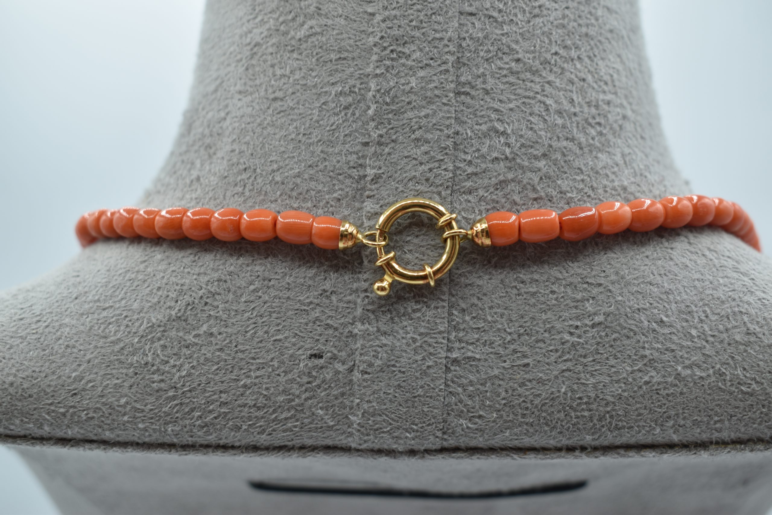 Splendida Collana in Corallo Sciacca con chiusura in oro, un gioiello made in italy di Patricia Oro Creations, perfetto per un'occasione speciale. (Vista 4)