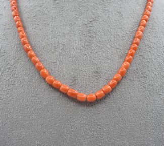 Splendida Collana in Corallo Sciacca con chiusura in oro, un gioiello made in italy di Patricia Oro Creations, perfetto per un'occasione speciale. (Vista 2)