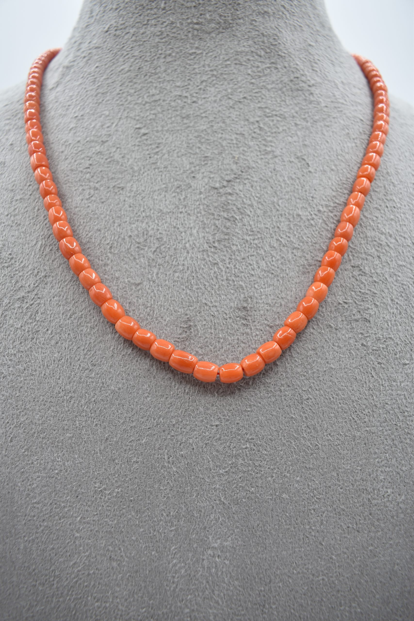 Splendida Collana in Corallo Sciacca con chiusura in oro, un gioiello made in italy di Patricia Oro Creations, perfetto per un'occasione speciale. (Vista 2)