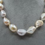 Splendida collana girocollo di perle barocche, un gioiello di lusso perfetto per un'occasione speciale. (Vista 3)