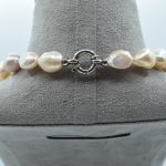 Splendida collana girocollo di perle barocche, un gioiello di lusso perfetto per un'occasione speciale. (Vista 4)