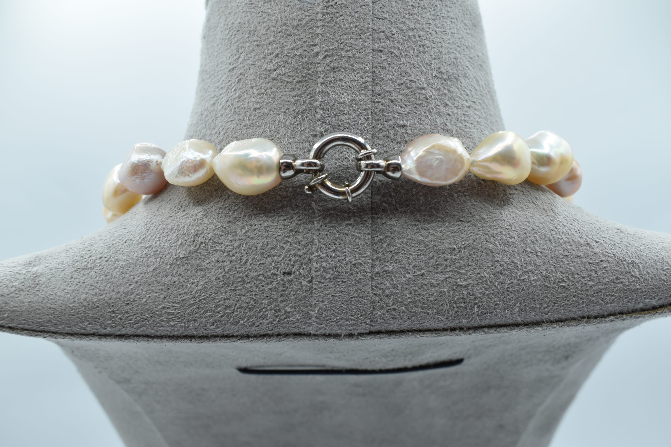 Collana Girocollo Perle Barocche Fresh Water Splendida collana girocollo di perle barocche, un gioiello di lusso perfetto per un'occasione speciale. (Vista 4)