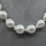 Splendida collana girocollo di perle barocche, un gioiello made in italy di Patricia Oro Creations, perfetto per un'occasione speciale. (Vista 2)