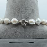 Splendida collana girocollo di perle barocche, un gioiello made in italy di Patricia Oro Creations, perfetto per un'occasione speciale. (Vista 3)