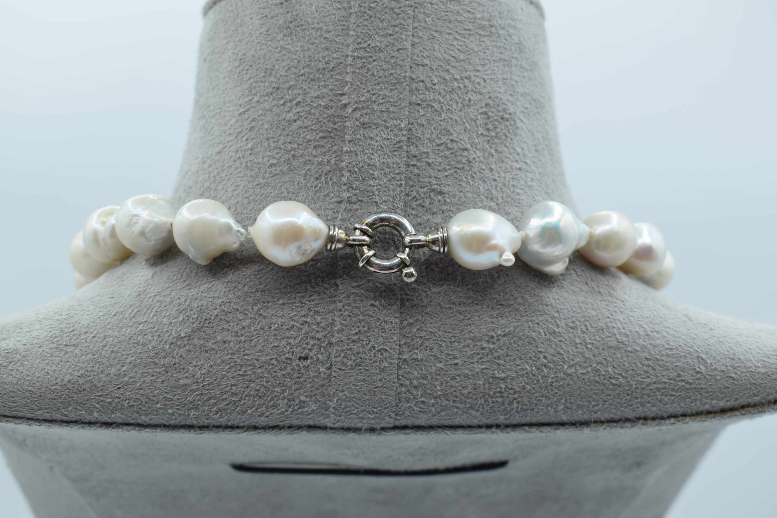 Collana Girocollo Perle Barocche Fresh Water Argento 925 Splendida collana girocollo di perle barocche, un gioiello made in italy di Patricia Oro Creations, perfetto per un'occasione speciale. (Vista 3)