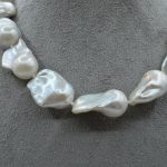 Splendida collana girocollo di perle barocche, un gioiello di lusso perfetto per un'occasione speciale. (Vista 2)