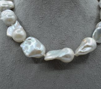 Splendida collana girocollo di perle barocche, un gioiello di lusso perfetto per un'occasione speciale. (Vista 2)