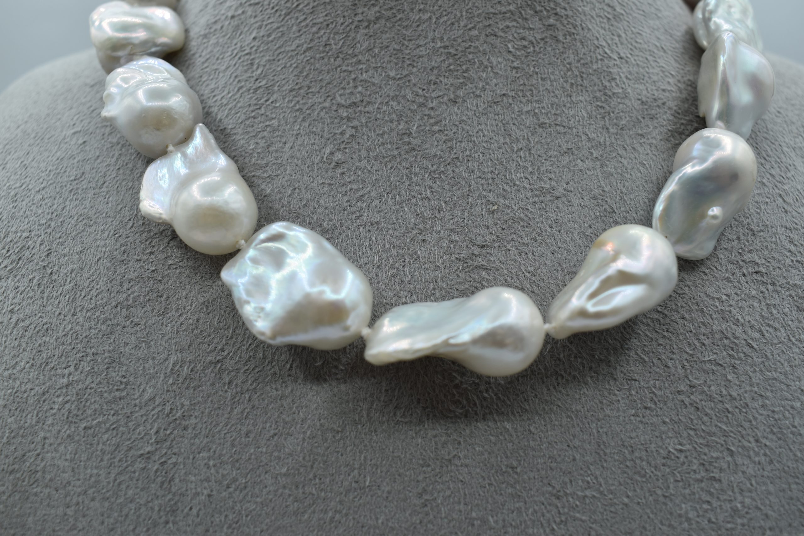 Collana Girocollo Perle Barocche Fresh Water Argento 925 Splendida collana girocollo di perle barocche, un gioiello di lusso perfetto per un'occasione speciale. (Vista 2)