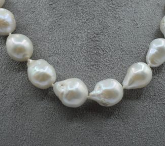 Splendida collana girocollo di perle barocche, un gioiello made in italy di Patricia Oro Creations, perfetto per un'occasione speciale. (Vista 2)