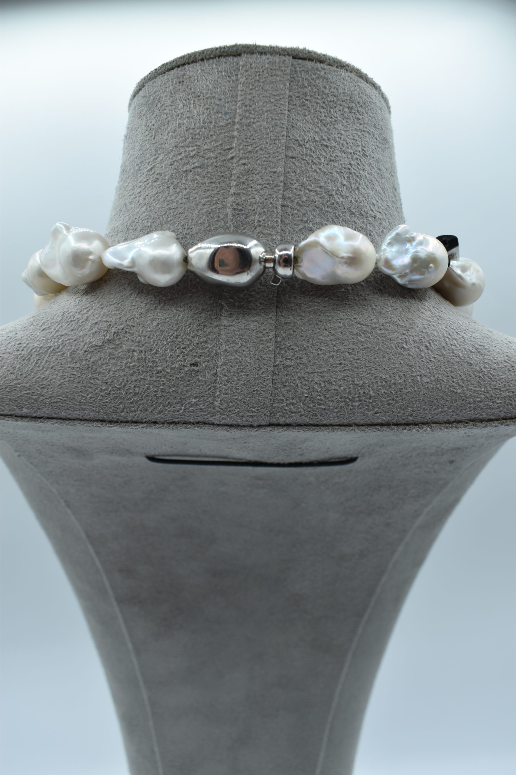 Collana Girocollo Perle Barocche Fresh Water Argento 925 Splendida collana girocollo di perle barocche, un gioiello di lusso perfetto per un'occasione speciale. (Vista 3)