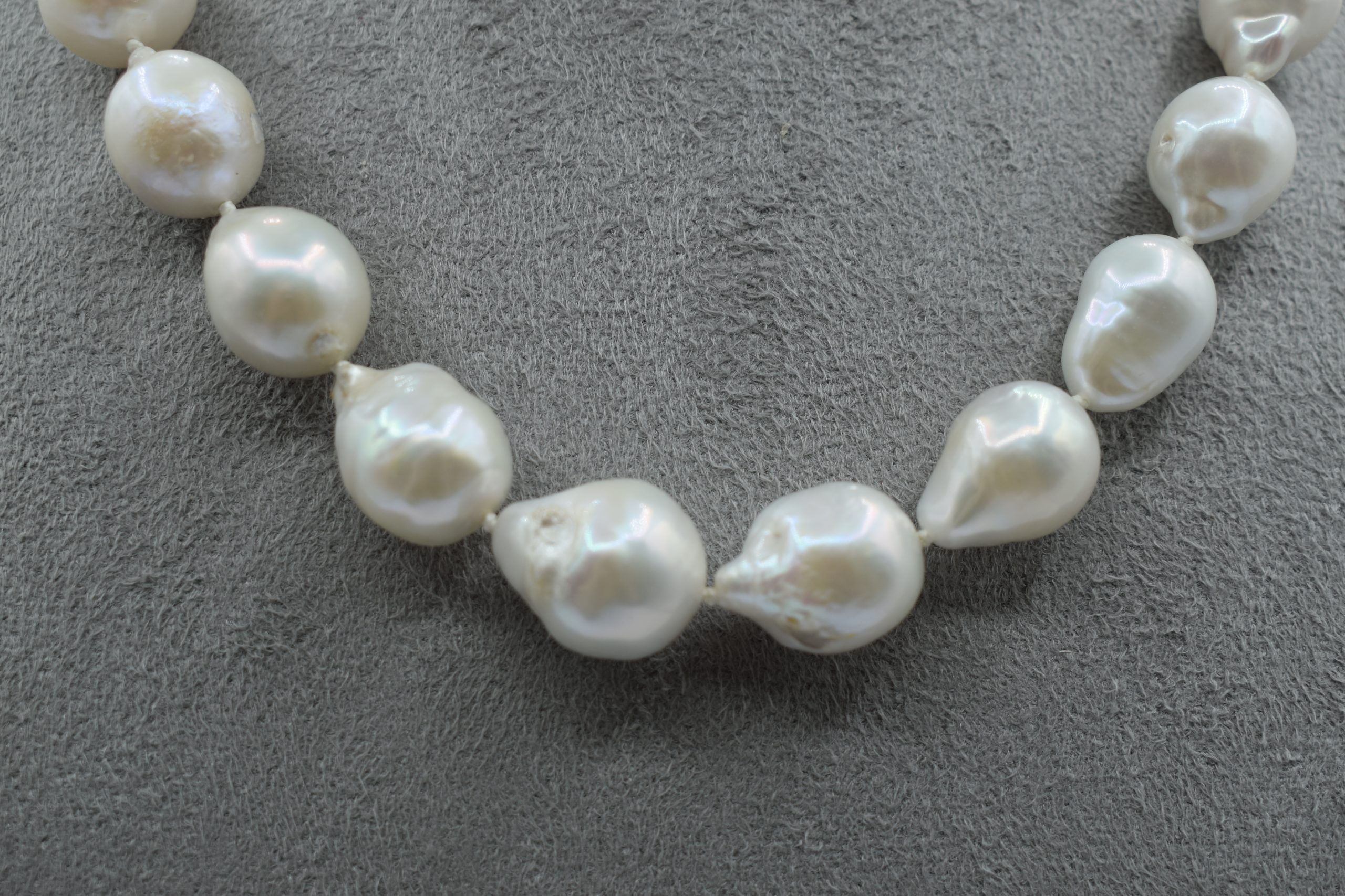 Collana Girocollo Perle Barocche Fresh Water Argento 925 Splendida collana girocollo di perle barocche, un gioiello made in italy di Patricia Oro Creations, perfetto per un'occasione speciale. (Vista 2)