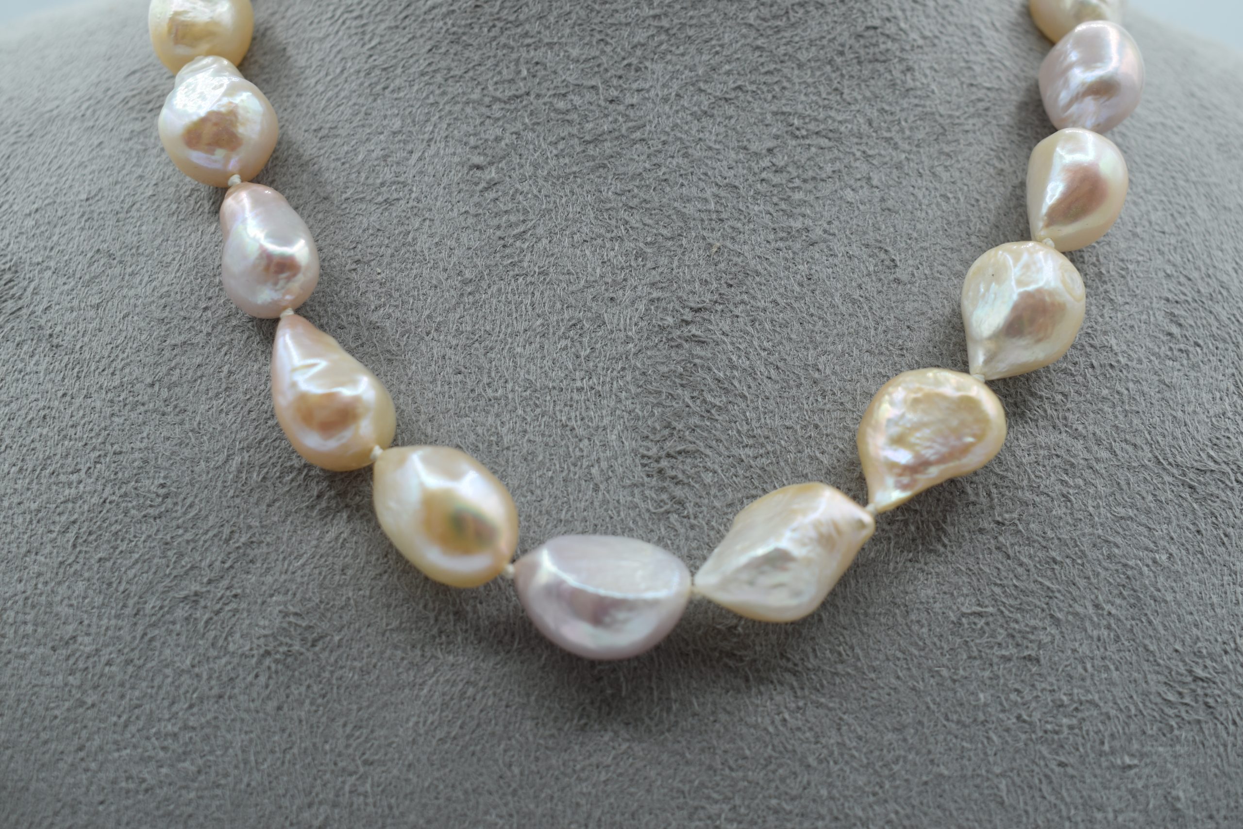 Collana Girocollo Perle Barocche Fresh Water Splendida collana girocollo di perle barocche, un gioiello di lusso perfetto per un'occasione speciale. (Vista 3)