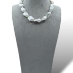 Splendida collana girocollo di perle barocche, un gioiello di lusso perfetto per un'occasione speciale.