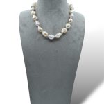 Splendida collana girocollo di perle barocche, un gioiello di lusso perfetto per un'occasione speciale.