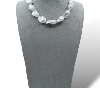 Splendida collana girocollo di perle barocche, un gioiello di lusso perfetto per un'occasione speciale.