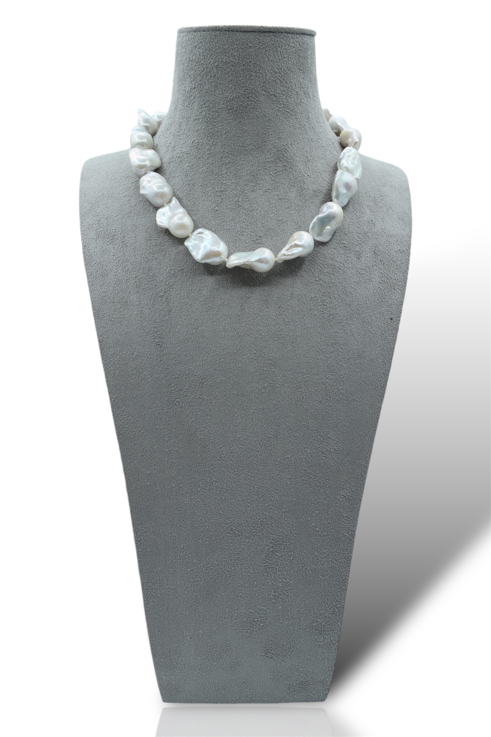 Splendida collana girocollo di perle barocche, un gioiello di lusso perfetto per un'occasione speciale.