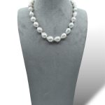 Splendida collana girocollo di perle barocche, un gioiello made in italy di Patricia Oro Creations, perfetto per un'occasione speciale.