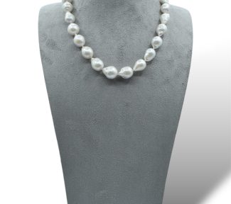 Splendida collana girocollo di perle barocche, un gioiello made in italy di Patricia Oro Creations, perfetto per un'occasione speciale.