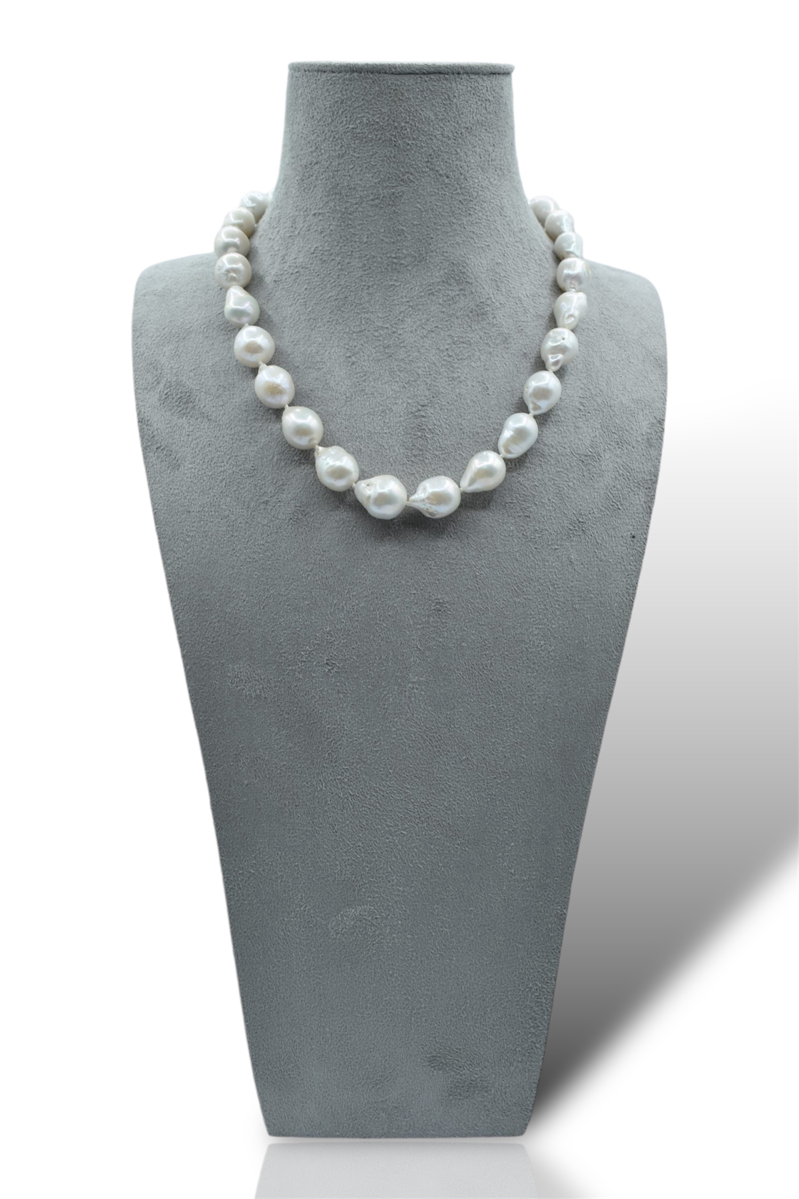 Splendida collana girocollo di perle barocche, un gioiello made in italy di Patricia Oro Creations, perfetto per un'occasione speciale.