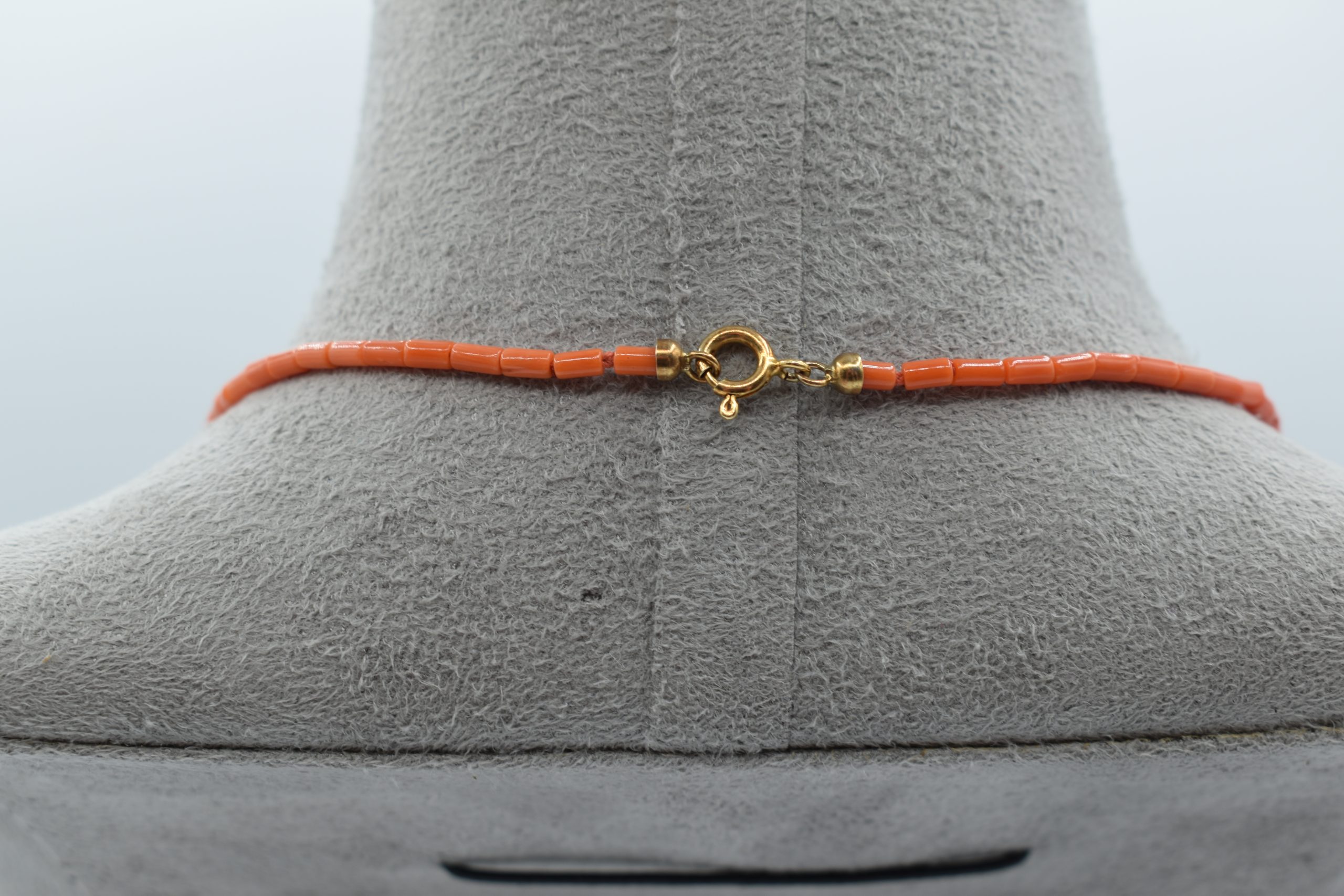 Collana girocollo da uomo in Corallo Sciacca, un gioiello made in italy di Patricia Oro Creations, perfetto per un regalo prezioso. (Vista 3)