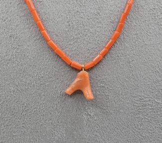 Collana girocollo da uomo in Corallo Sciacca, un gioiello made in italy di Patricia Oro Creations, perfetto per un regalo prezioso. (Vista 2)