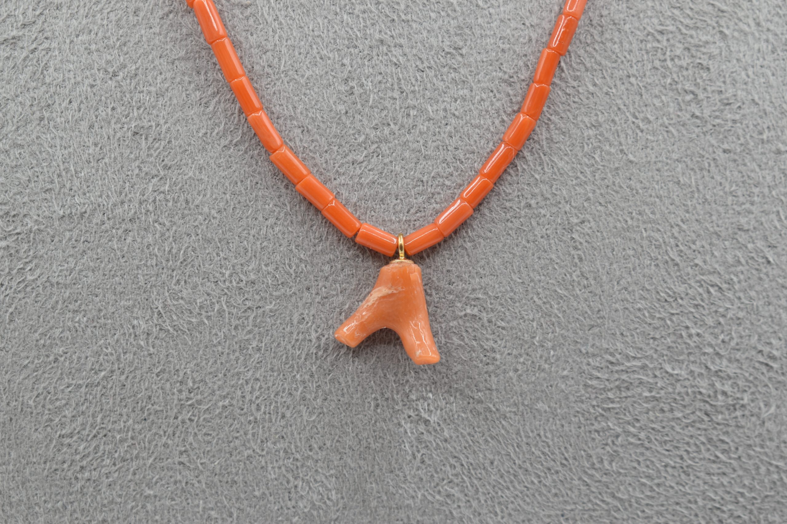 Collana girocollo da uomo in Corallo Sciacca, un gioiello made in italy di Patricia Oro Creations, perfetto per un regalo prezioso. (Vista 2)