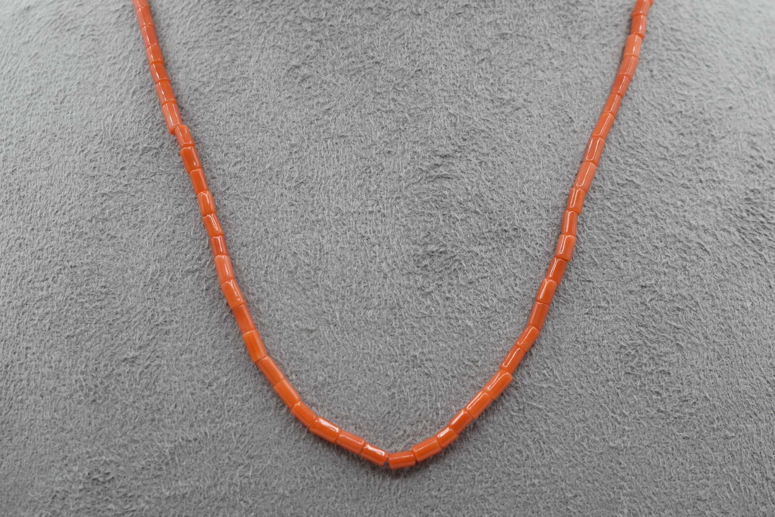 Collana girocollo da uomo in Corallo Sciacca, un gioiello made in italy di Patricia Oro Creations, perfetto per un regalo prezioso. (Vista 2)