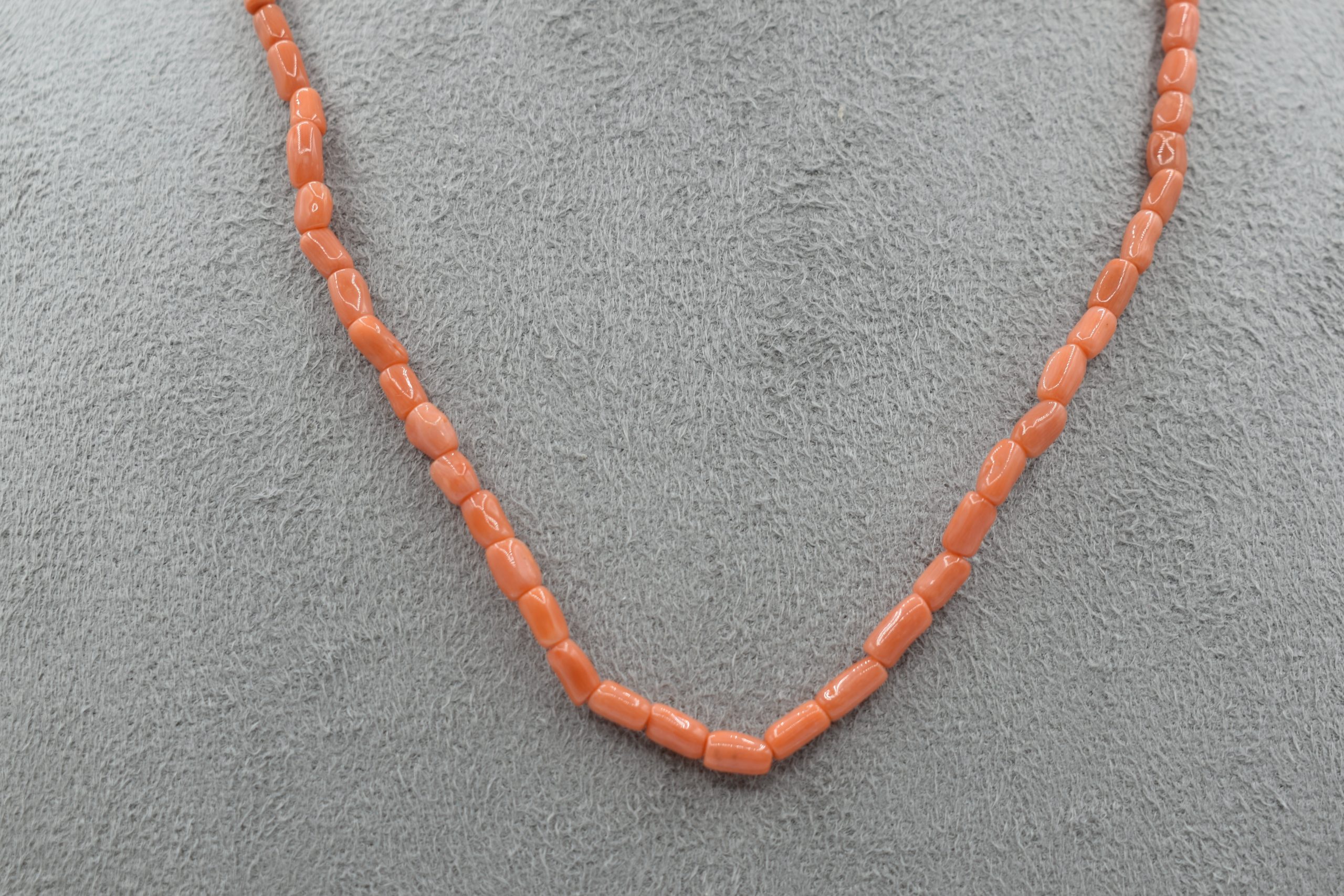 Collana girocollo da uomo in Corallo Sciacca, un gioiello made in italy di Patricia Oro Creations, perfetto per un regalo prezioso. (Vista 2)
