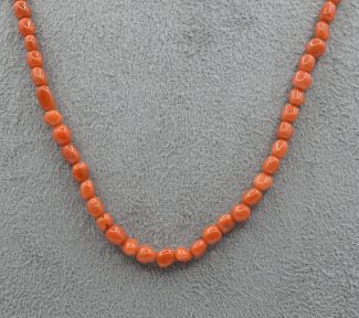 Collana girocollo da uomo in Corallo Sciacca, un gioiello made in italy di Patricia Oro Creations, perfetto per un regalo prezioso. (Vista 2)